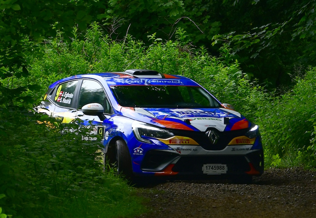 Efter skiftet til RC5-klassen er det bare gået fremad for Jacob Egholm og Sarah Haulrik i deres Renault Clio. De fører an i både RC5- og U28-klassen og er tillige på en samlet sjetteplads i Dansk Super Rally.
(Foto: Morten Dam)